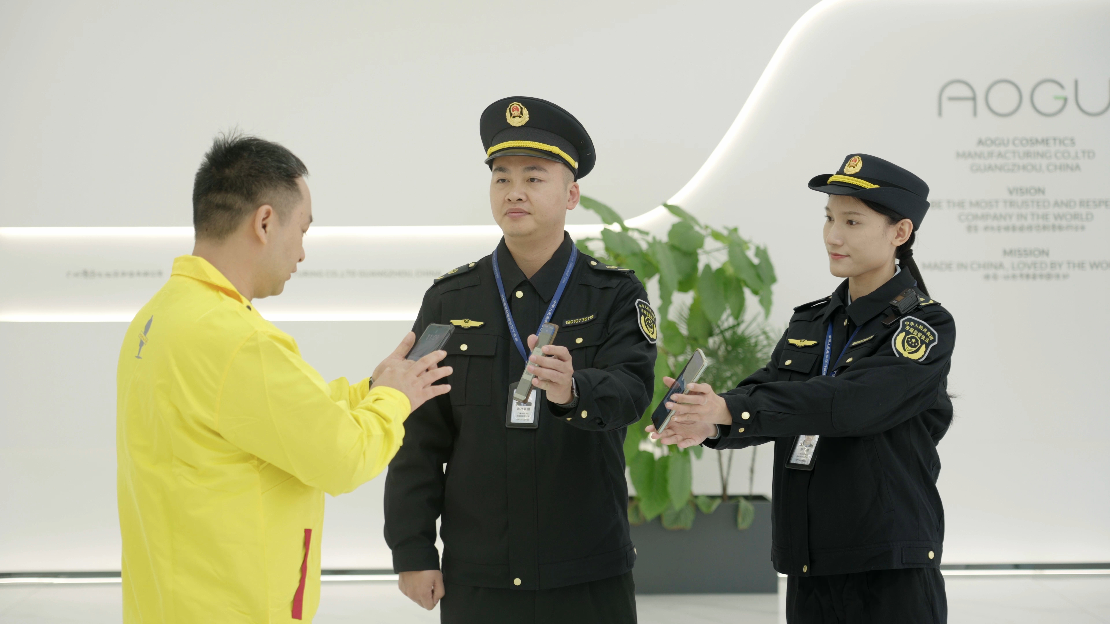 花都区新华街综合执法办到辖区企业开展执法检查出示“电子执法照码”.jpg