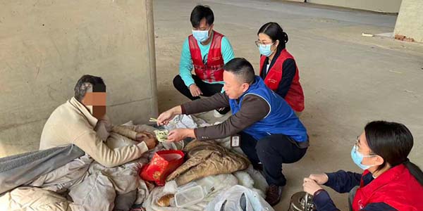 寒冬送温暖 温情护归途---花都区开展流浪露宿人员专项救助行动