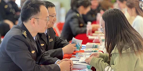 花都18个部门联袂“出摊”  教市民“避坑”维权