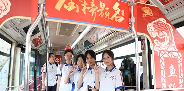 花都“状元车”护航